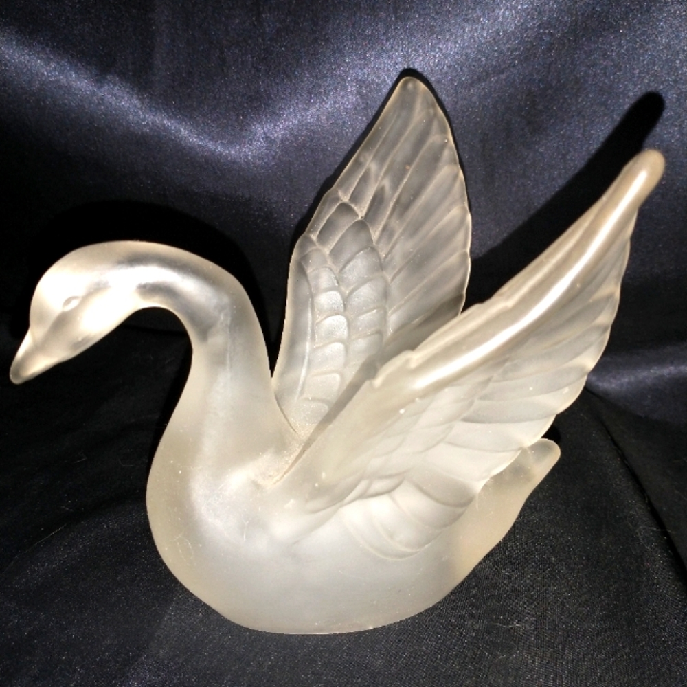 SALE..........Beautiful  Lenox Swan